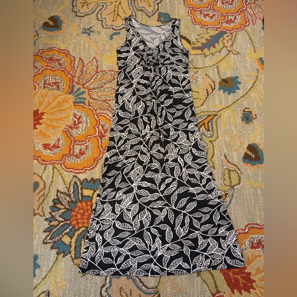 Elegant Black and White Leaf Print Maxi Dress